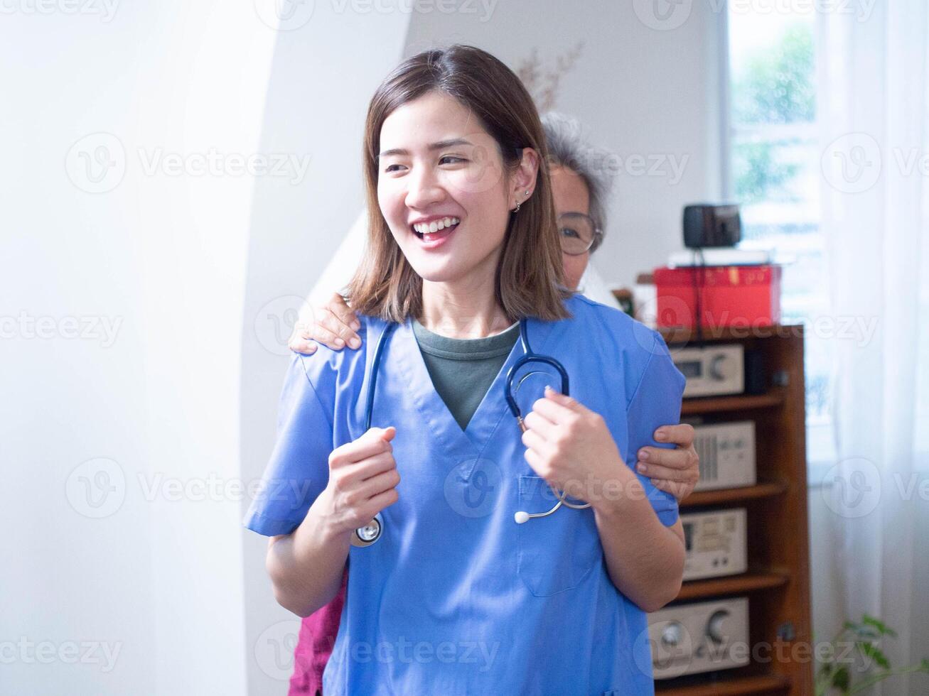 dokter verpleegster personeel bijstand vrouw vrouw ziekenhuis kliniek verpleging huis geduldig binnen- kamer Gezondheid zorg ondersteuning levensstijl senior gelukkig glimlach dansen herstel ziekte medisch professioneel werkwijze foto