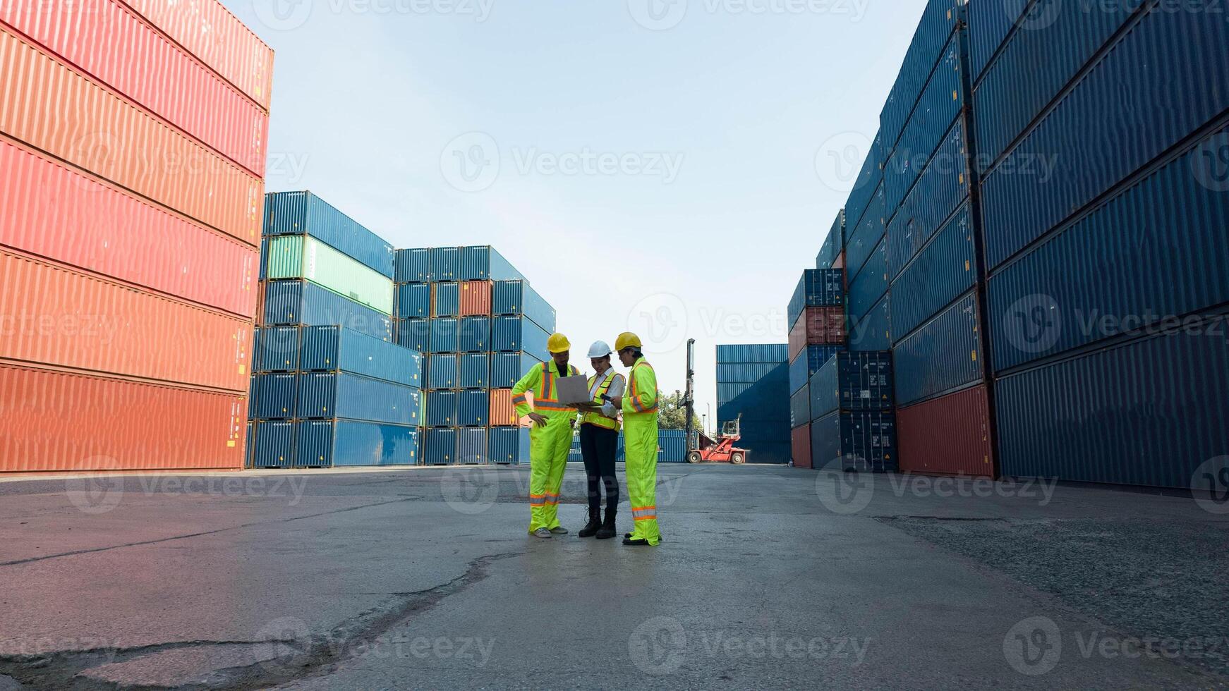 mannetje vrouw vrouw Mens persoon mensen menselijk uniform wit geel harde hoed helm veiligheid groep samenspel kijken zien kijk maar verslag doen van tablet groep team bedrijf houder importeren exporteren crisis bezig met laden heftruck foto