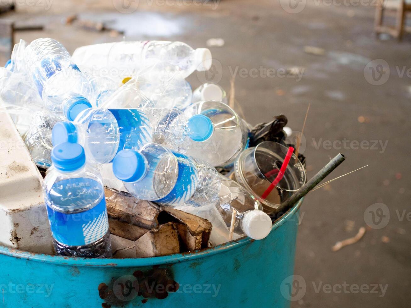 vuilnis recycling milieu plastic verspilling verontreiniging ecologie uitschot hergebruik eco fles houder schoon groen papier onzin concept natuur bak symbool biologisch aarde gesprek industrie verwijdering sorteren foto
