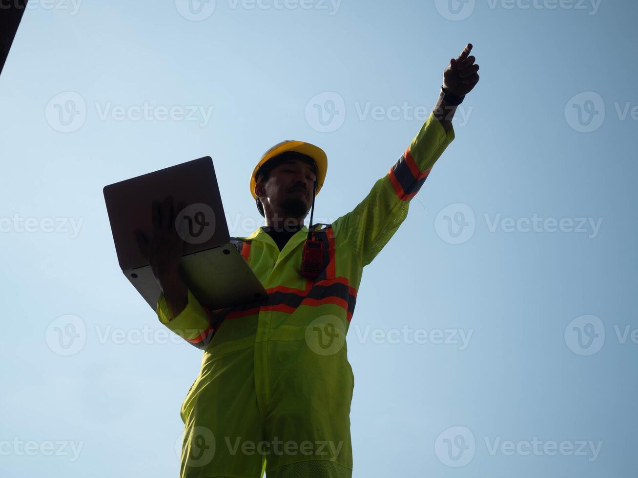 arbeid werk werknemer geel oranje harde hoed helm veiligheid holing arm notitieboekje computer project plaats bedrijf technicus richten vinger voorman ingenieur controle bestellen lijst controleren fabriek kopiëren ruimte foto