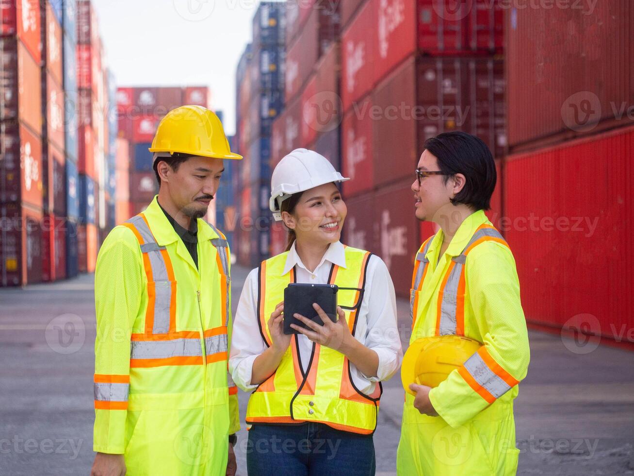 arbeid groep Mens vrouw vrouw mannetje werk baan carrière bezetting tablet smartphone computer samenspel industrie gelukkig glimlach vergadering bedrijf houder importeren exporteren logistiek fabriek voorman project plaats foto