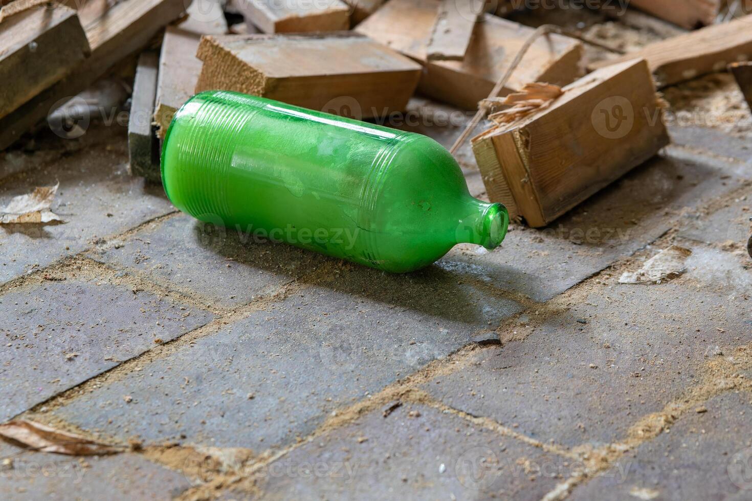 oud groen fles in een verlaten huis foto