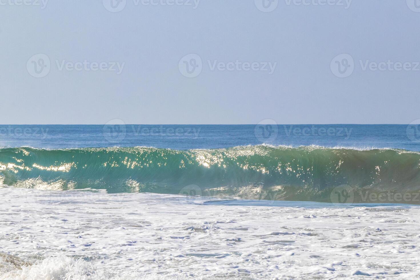 extreem reusachtig groot surfer golven Bij strand puerto escondido Mexico. foto