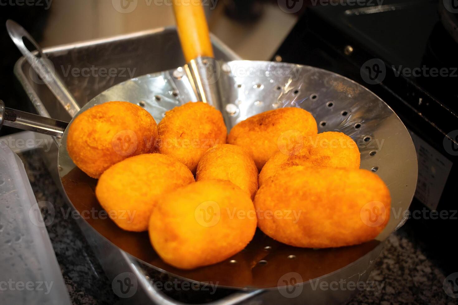 juweel, een traditioneel zoet kroket van Java, is gemaakt van cassave met boter en meel. gekookt in heet olie en gebakken, vervolgens droog Aan een bamboe dienblad. het is ronde en smaakt zoet. detailopname visie. foto