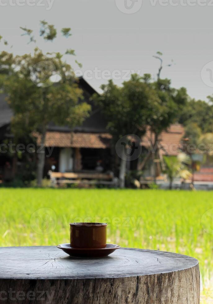 kop van koffie Aan tafel buitenshuis ontspannende Aan ochtend- licht. foto