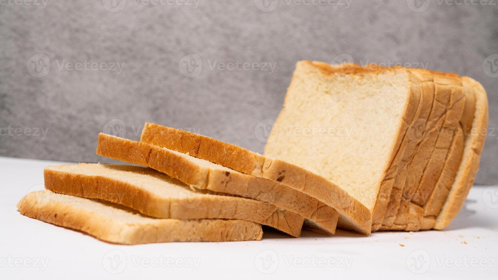 gesneden brood geïsoleerd Aan wit achtergrond met knipsel pad. foto