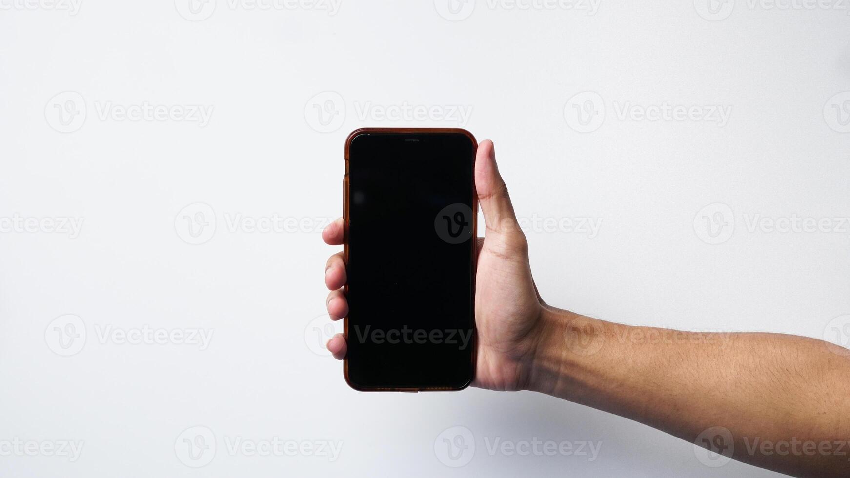 Mens Holding smartphone met Aan wit achtergrond. ruimte voor tekst foto