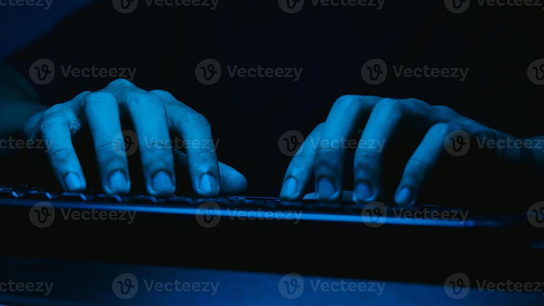 detailopname van een man's handen typen Aan een toetsenbord foto