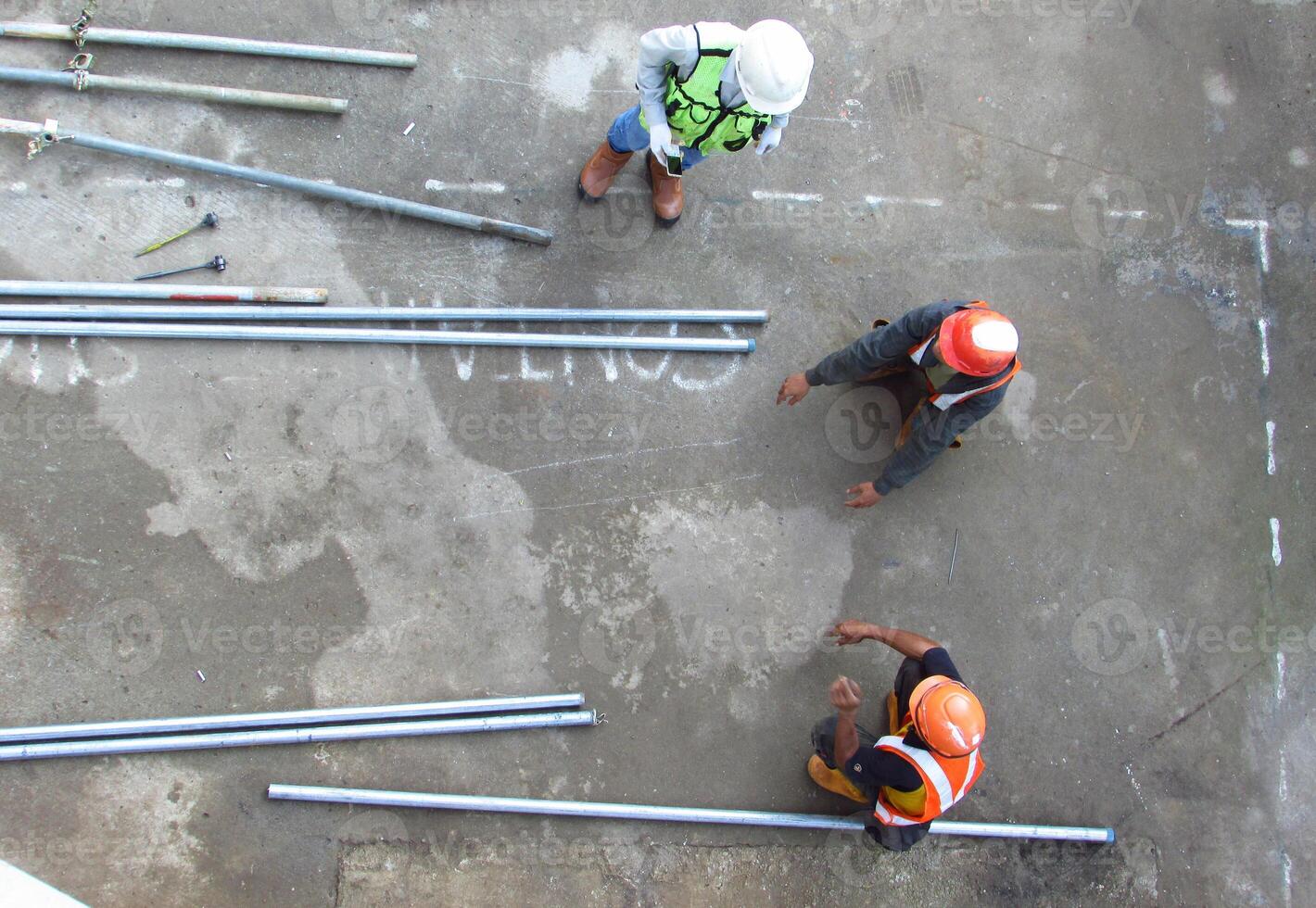 mensen vervelend helm en veiligheid kleren werken Bij massa vervoer project bouw plaats in Jakarta, Indonesië foto