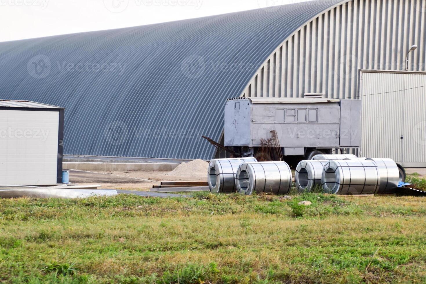 broodjes van vel metaal. opslagruimte van gebouw materialen foto