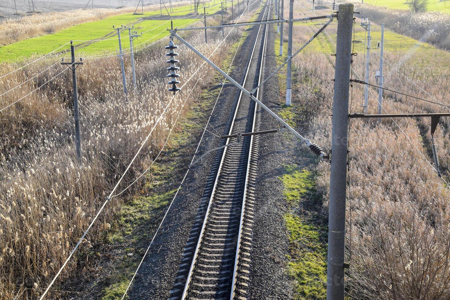 verhaal spoorweg. top visie Aan de rails. hoog voltage macht lijnen voor elektrisch treinen foto