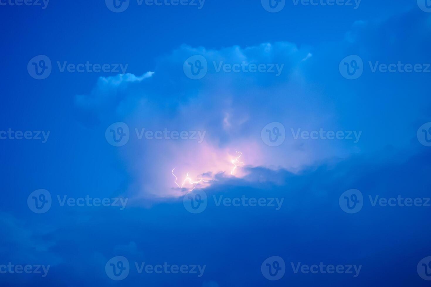 bliksemschichten in storm wolken. peals van een donder en de sprankelend bliksemschichten in wolken foto