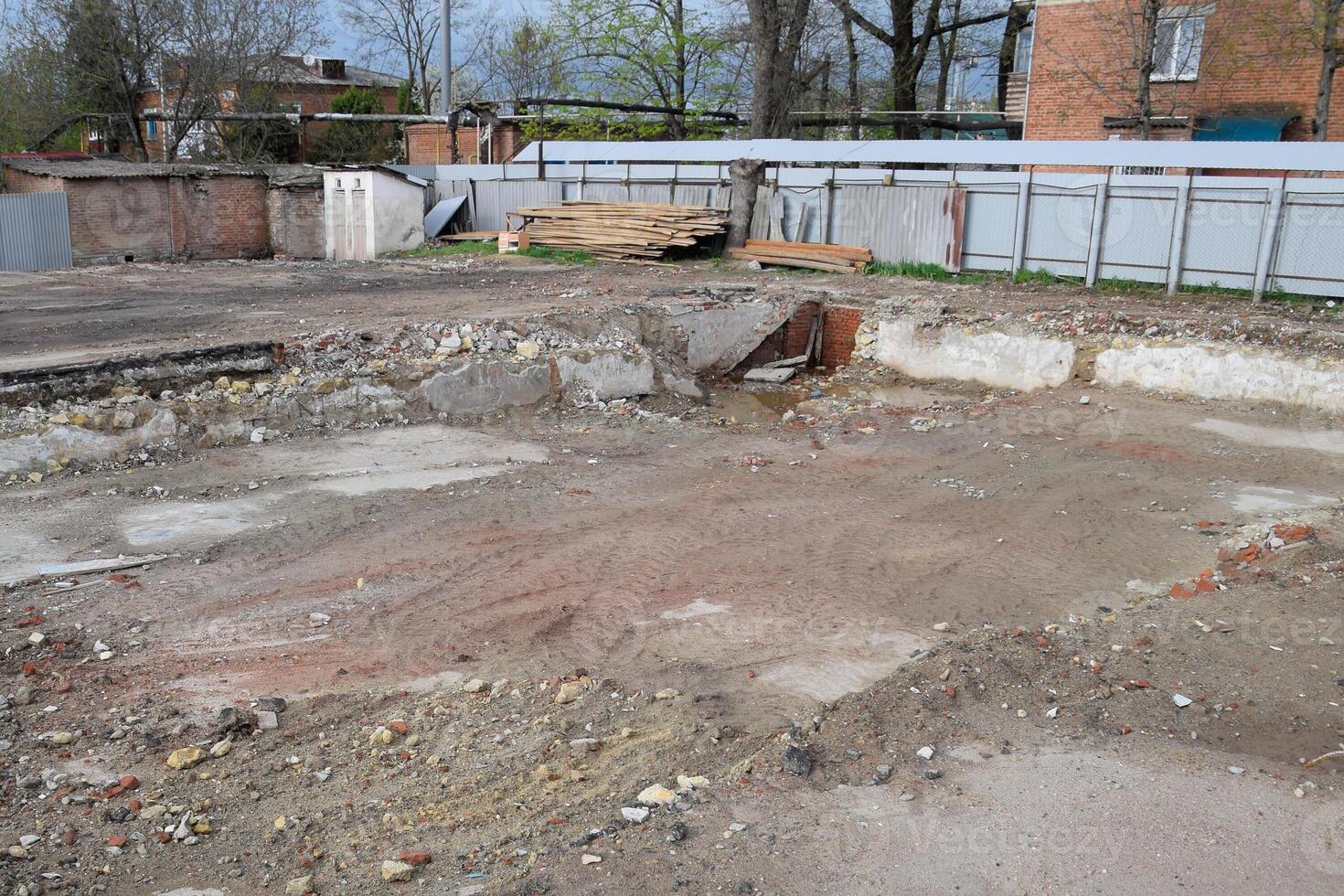 geruïneerd fundament van een oud gebouw, de muren van de kelder van een afgebroken gebouw en brokstukken. foto