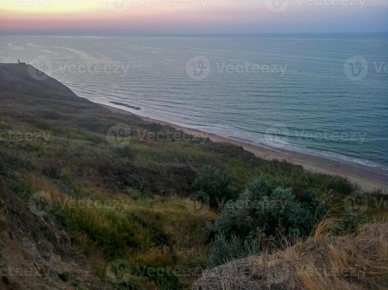 de heuvelachtig kust in de buurt de zee van azov. klei rotsen, een klif Aan de kust foto