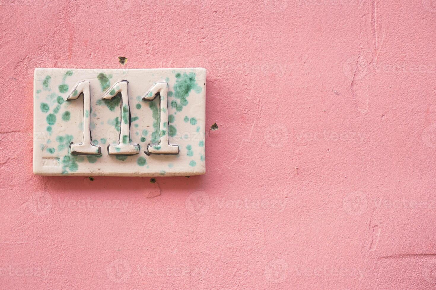 decoratief belettering Aan een roze kleur muur. foto