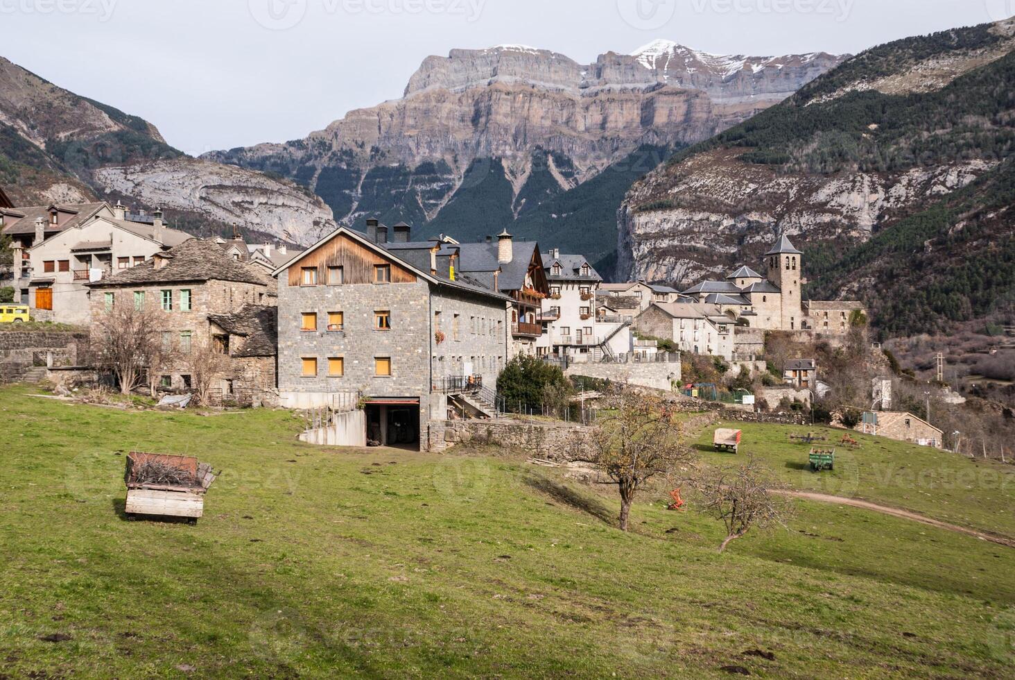 berg dorp, Torla, Pyreneeën, ordesa y monte perdido nationaal park, Spanje foto