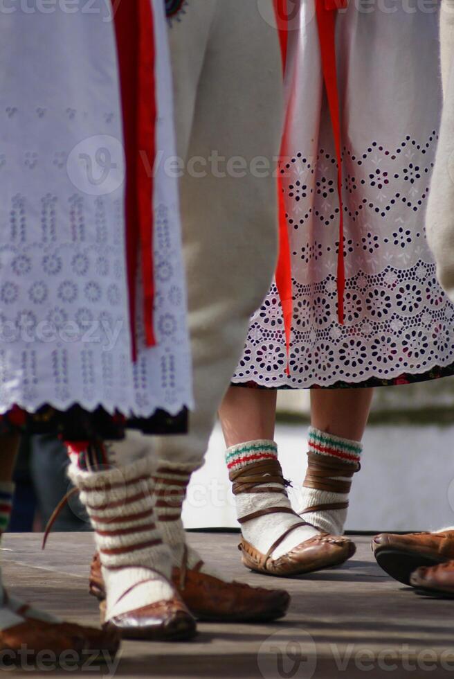 horizontaal kleur beeld van vrouw Pools dansers in traditioneel folklore kostuums Aan stadium foto