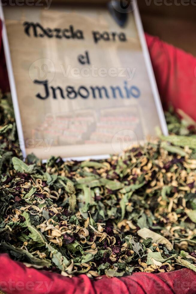 kruiden, zaden en thee verkocht in een traditioneel markt in granada, Spanje foto