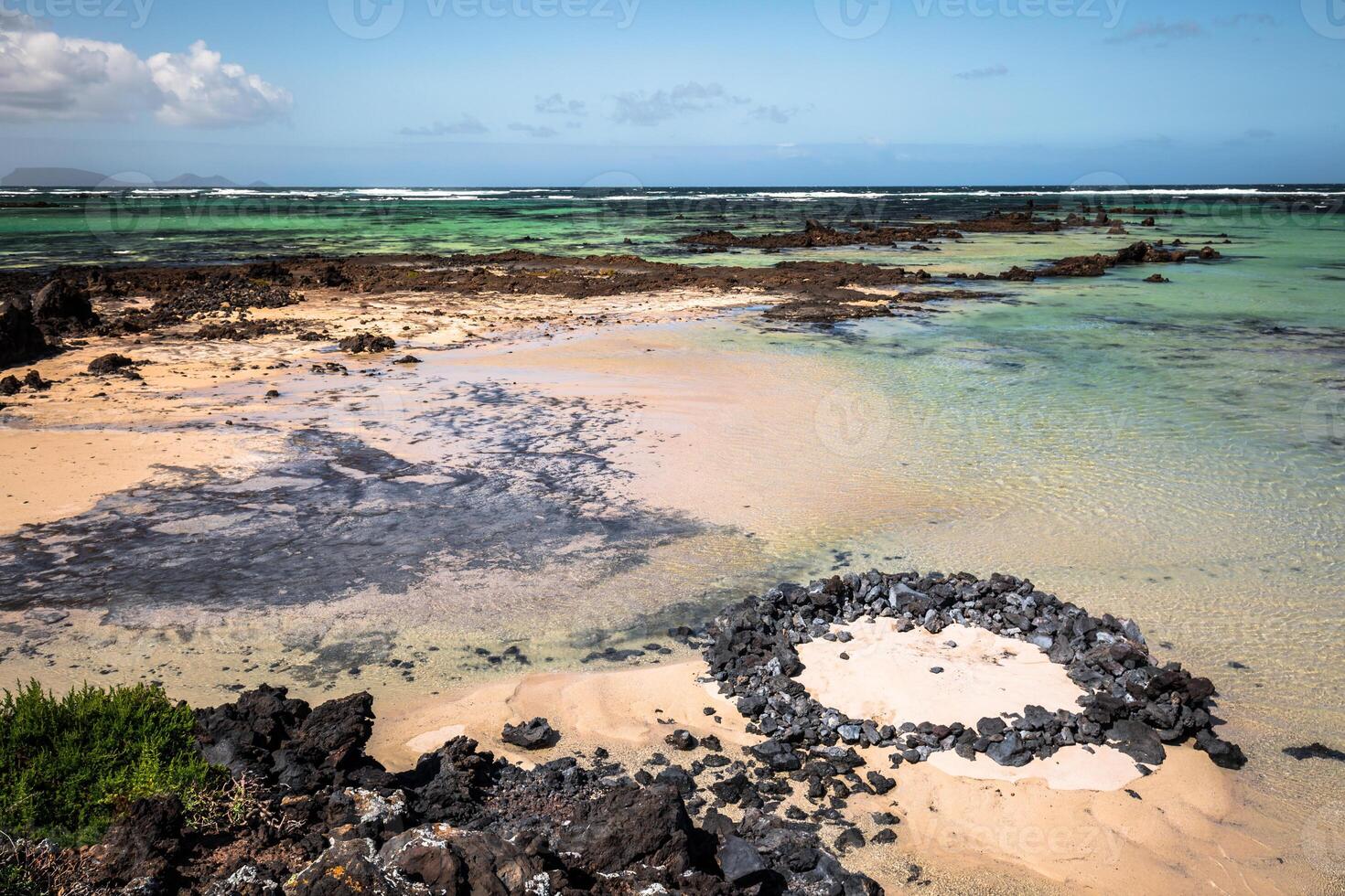 de kust van atlantic oceaan in de buurt stad- orzola Aan lanzarote, kanarie eilanden, Spanje foto