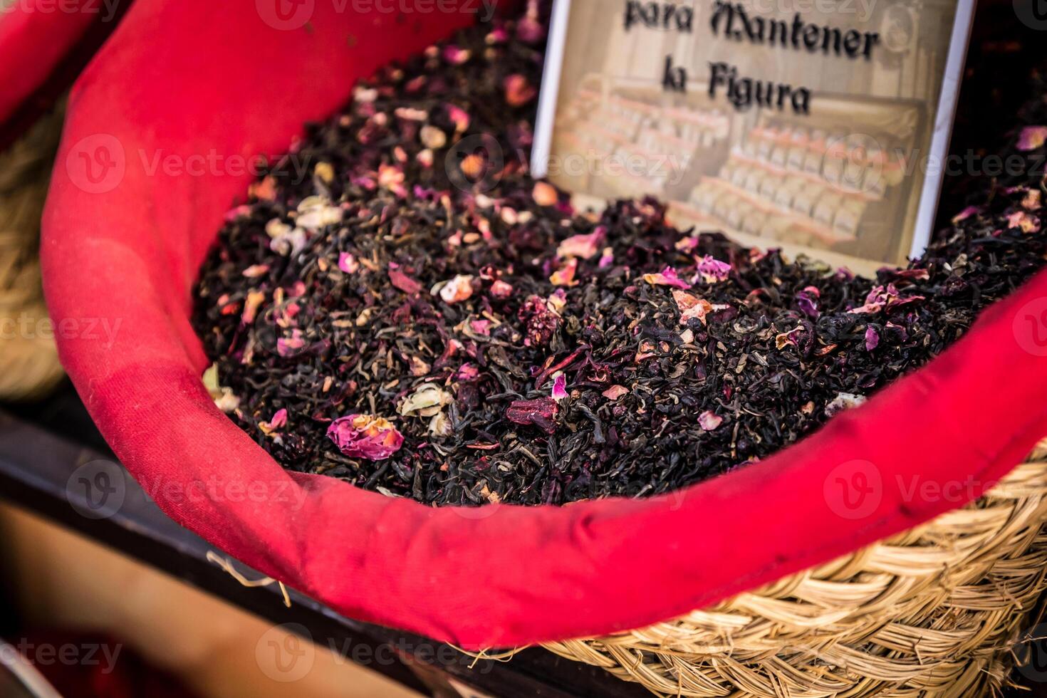 kruiden, zaden en thee verkocht in een traditioneel markt in granada, Spanje foto