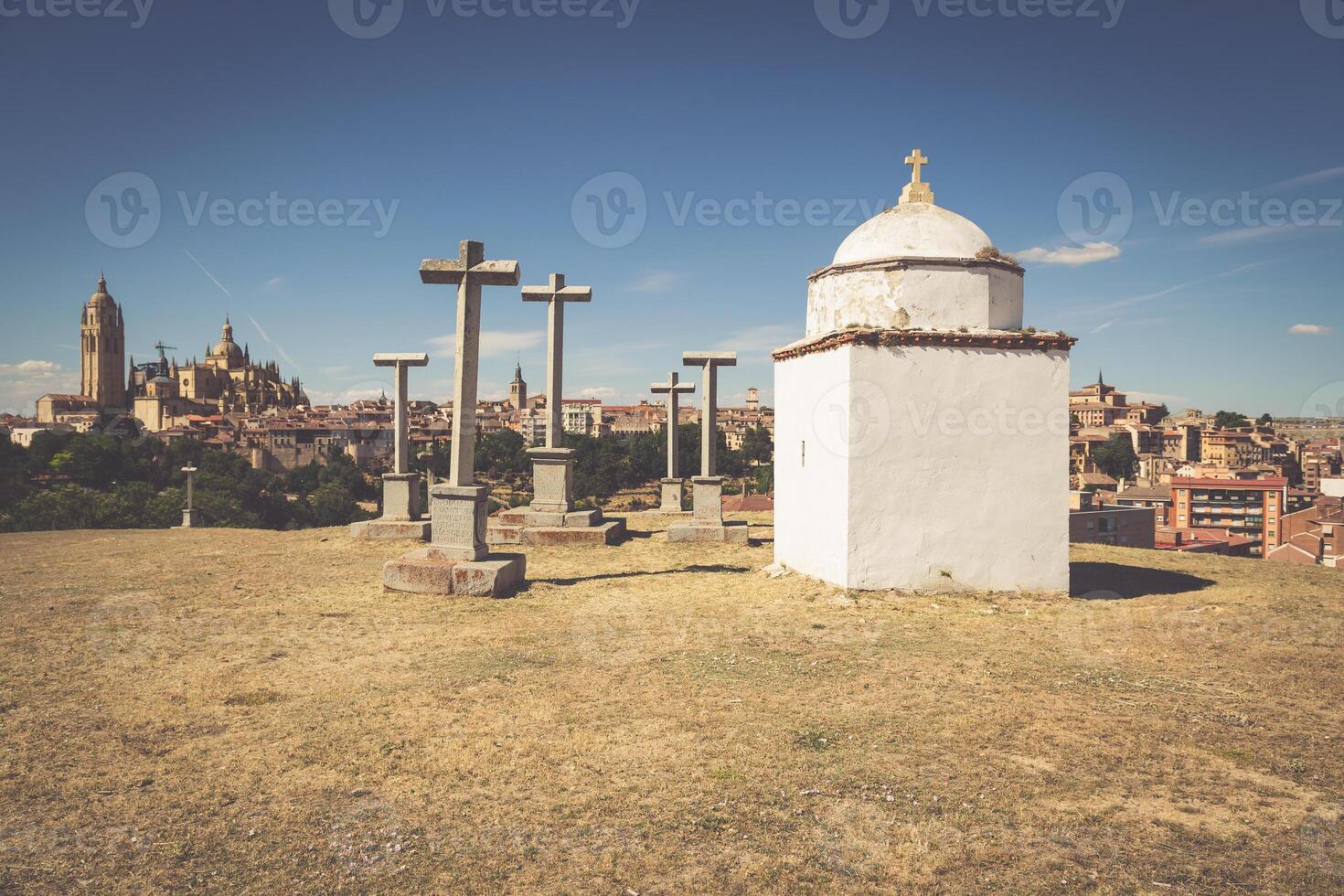 segovia, Spanje. panoramisch visie van de historisch stad van Segovia horizon met catedral de de kerstman Maria de segovia, Castilla y leon. foto