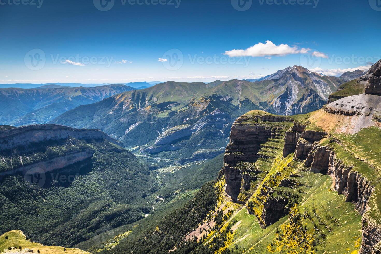mooi landschap van beroemd ordesa nationaal park, Pyreneeën, Spanje. foto