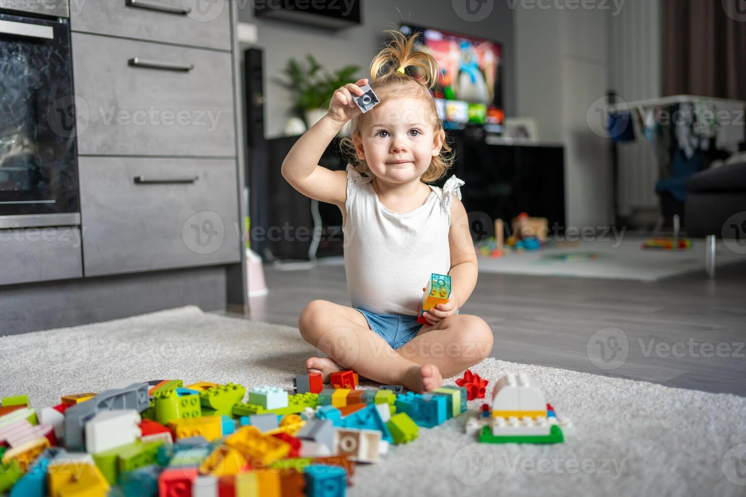 Kaukasisch kind een weinig meisje is spelen in de bouwer Bij huis. leerzaam speelgoed voor kinderen. foto