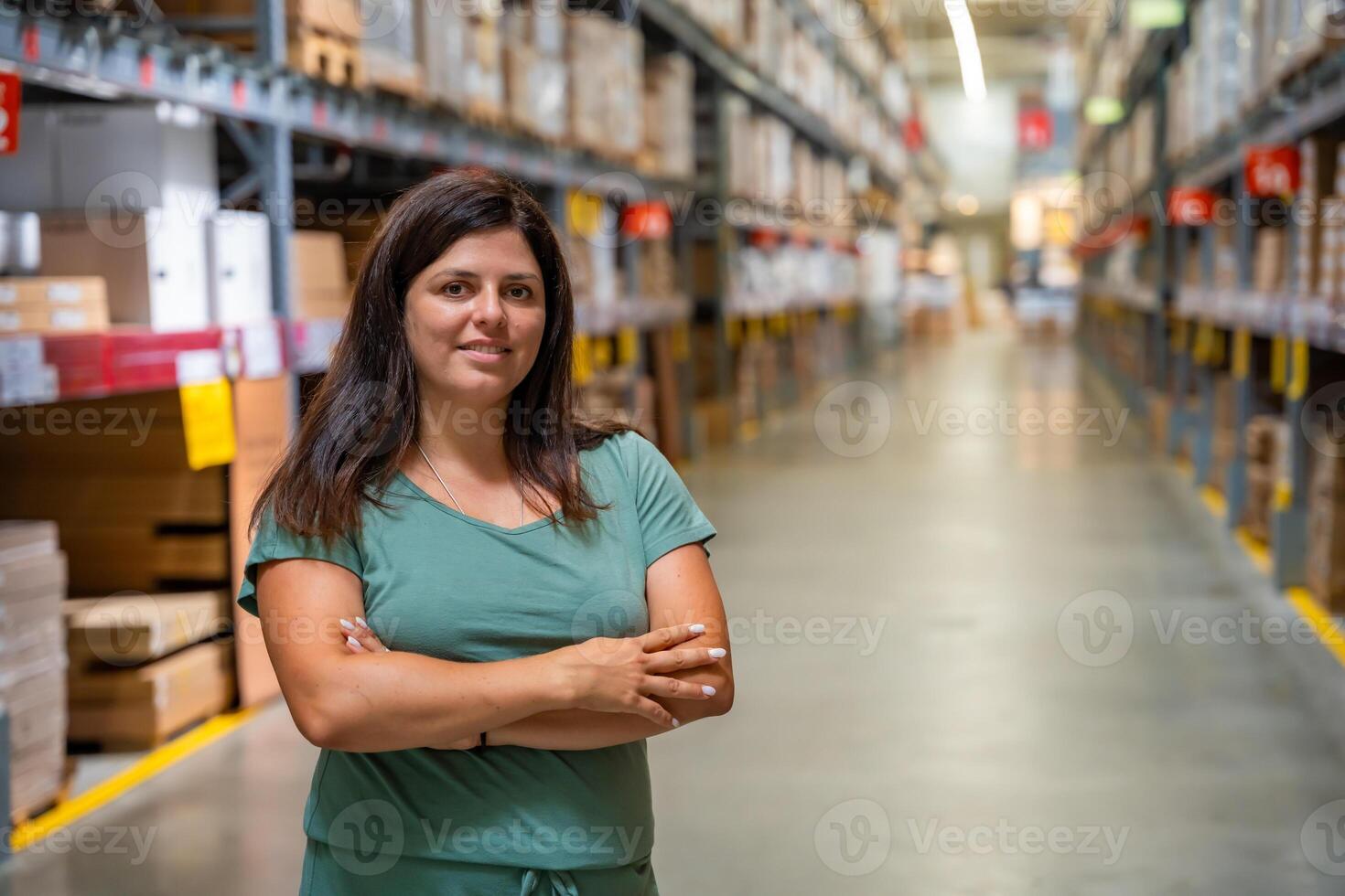 portret van vrouw klant of op te slaan arbeider met schappen in opslagruimte net zo achtergrond foto