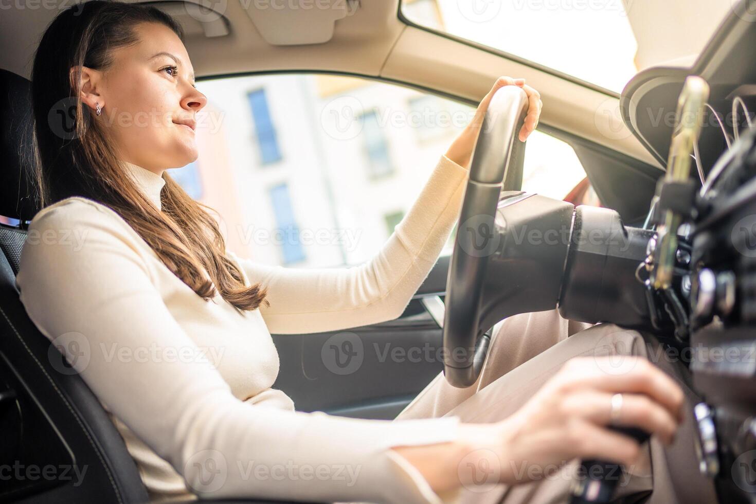 gelukkig vrouw het rijden een auto en lachend. schattig jong succes gelukkig brunette vrouw is het rijden een auto. portret van gelukkig vrouw bestuurder stuurinrichting auto. foto