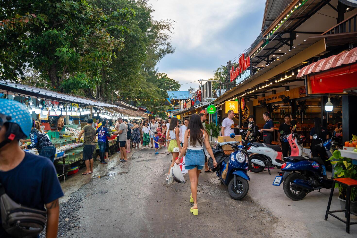 phuket, Thailand - december 19, 2023. handel in zeevruchten Bij de markt in rawai, toeristen kopen zeevruchten Bij de zeevruchten markt. hoog kwaliteit foto