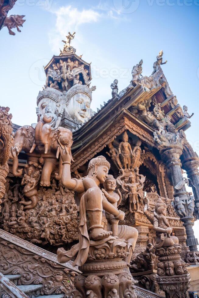 heiligdom van waarheid houten tempel in pattaya Thailand is een gigantisch hout bouw gelegen Bij de kaap van naklua pattaya stad. heiligdom van waarheid tempel. foto