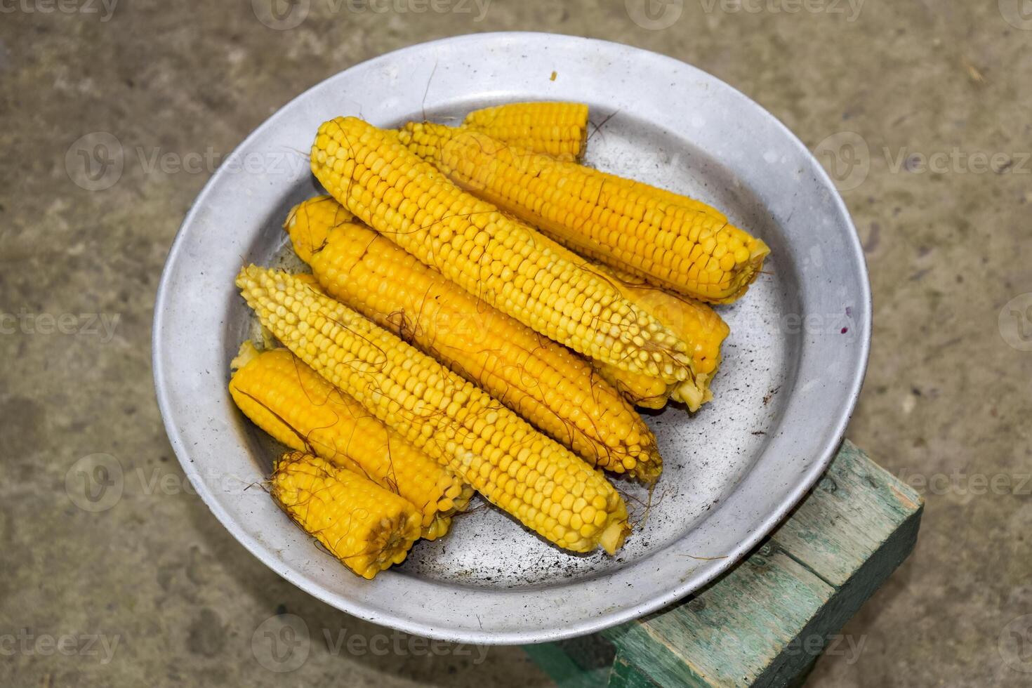 gekookt maïs Aan een aluminium dienblad. geel gekookt jong maïs, nuttig en smakelijk voedsel foto