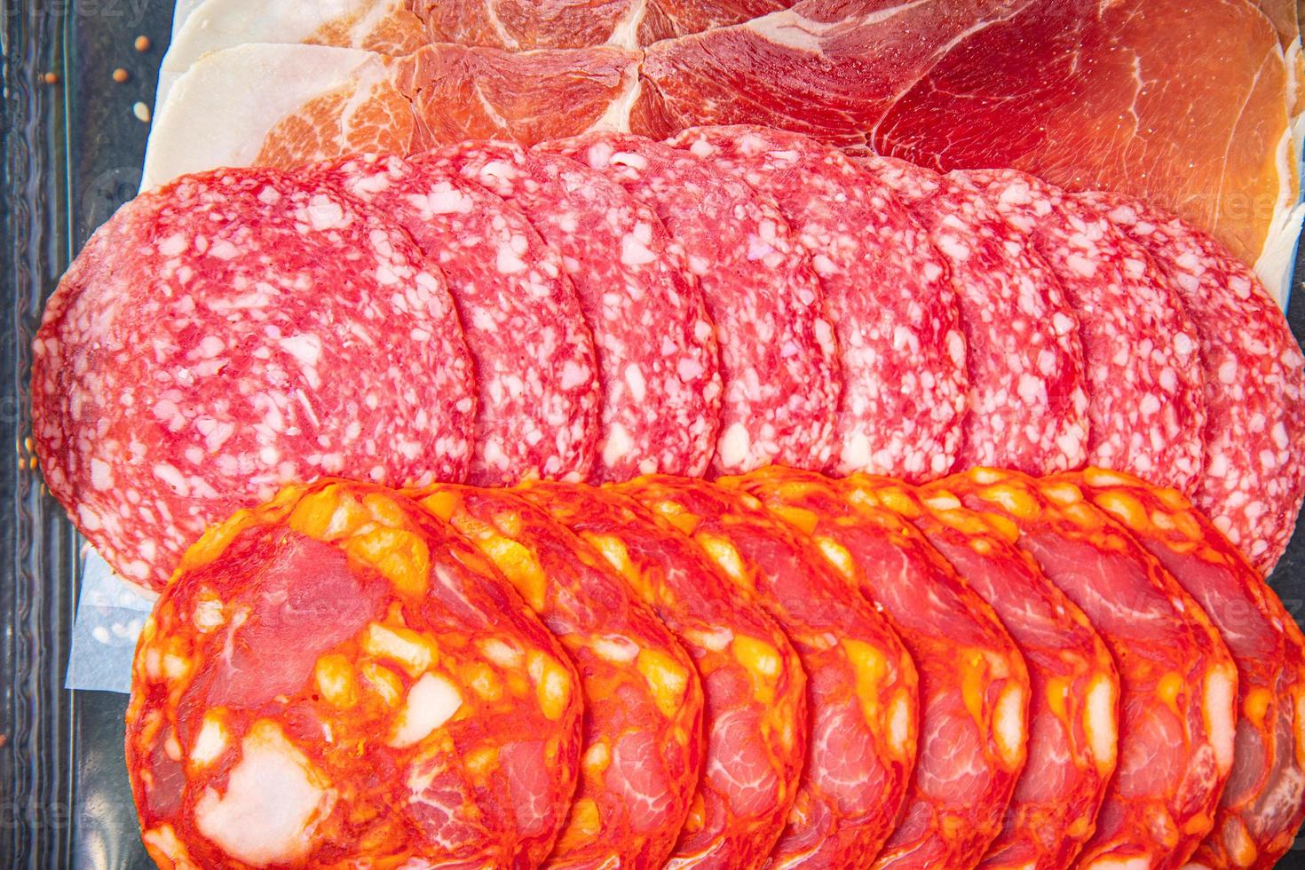 worst vlees assorti plak snijden salami, chorizo, jamon prosciutto foto