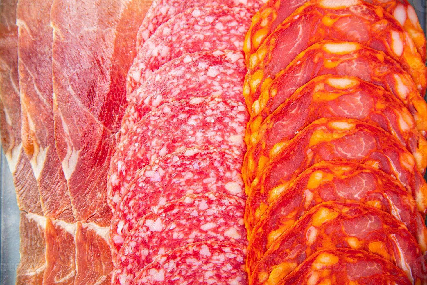 worst vlees assorti plak snijden salami, chorizo, jamon prosciutto foto