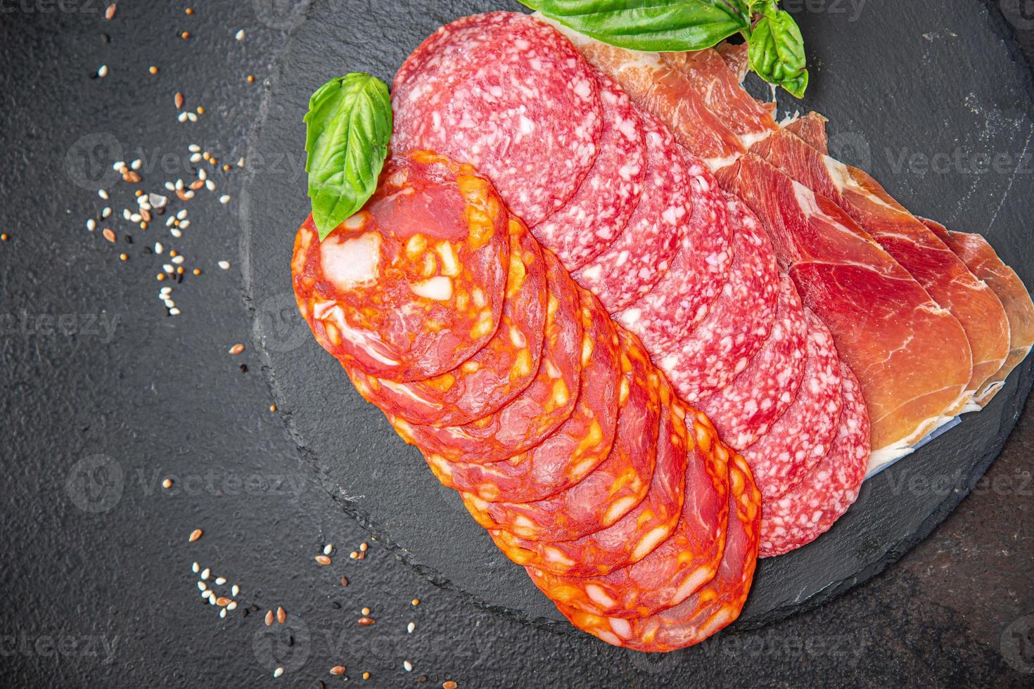 worst vlees assorti plak snijden salami, chorizo, jamon prosciutto foto