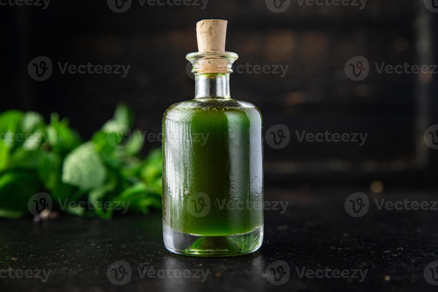 groene olie peterselie of basilicum verse munt foto