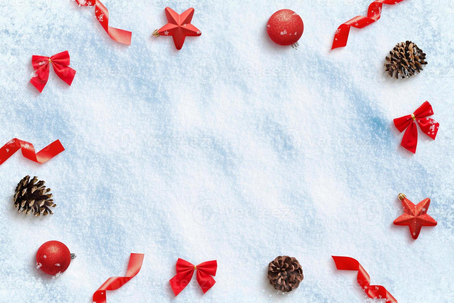 kerstcompositie met versieringen op sneeuw. kopieer ruimte in het midden. bovenaanzicht, plat gelegd foto