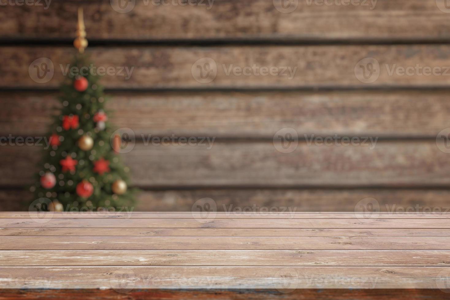 lege houten tafel in huisje met kerstversiering foto