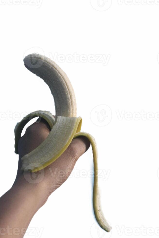 banaan fruit geschild en gehouden in hand- Aan een wit achtergrond foto