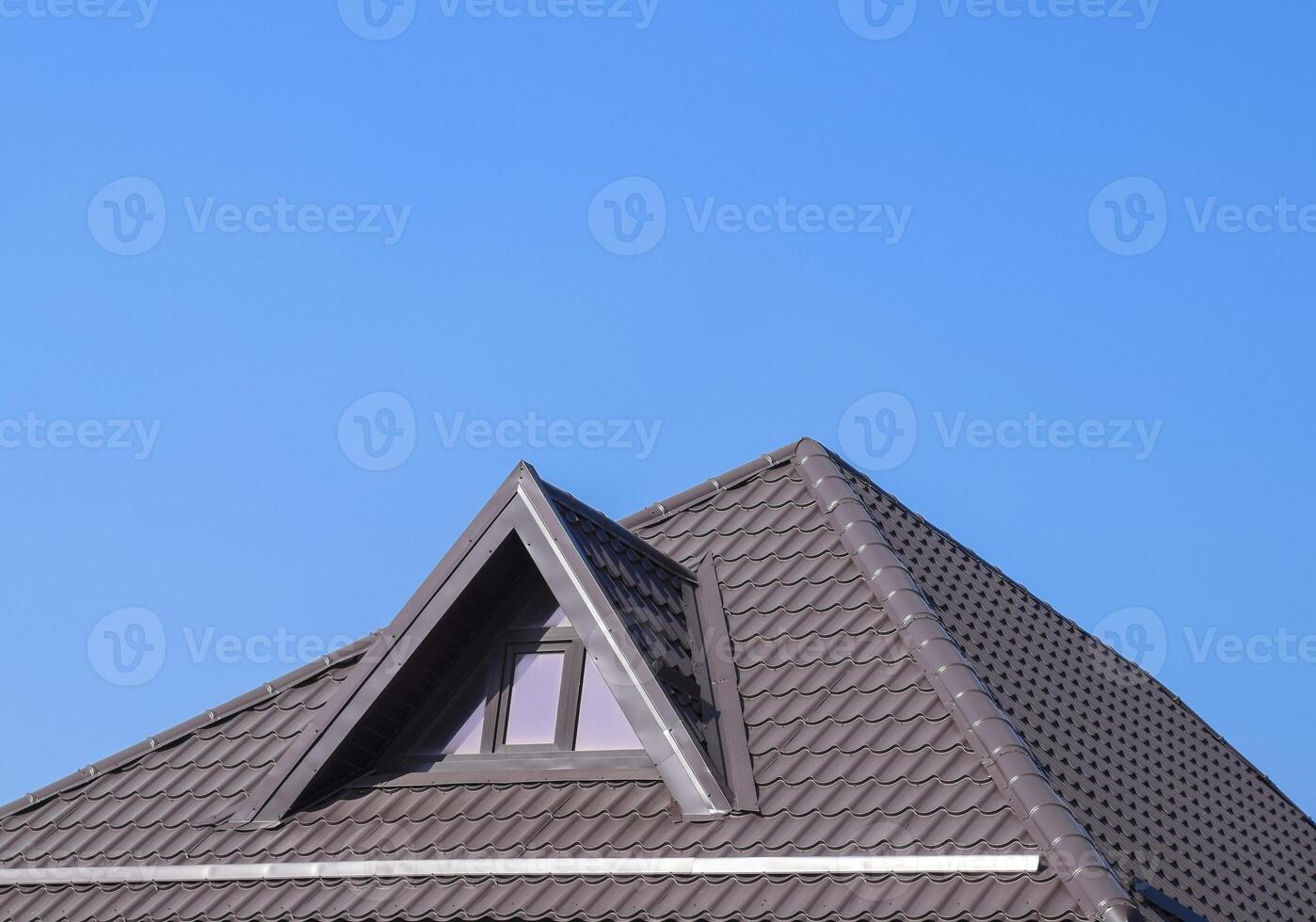 huis met plastic ramen en een bruin dak van gegolfd vel foto