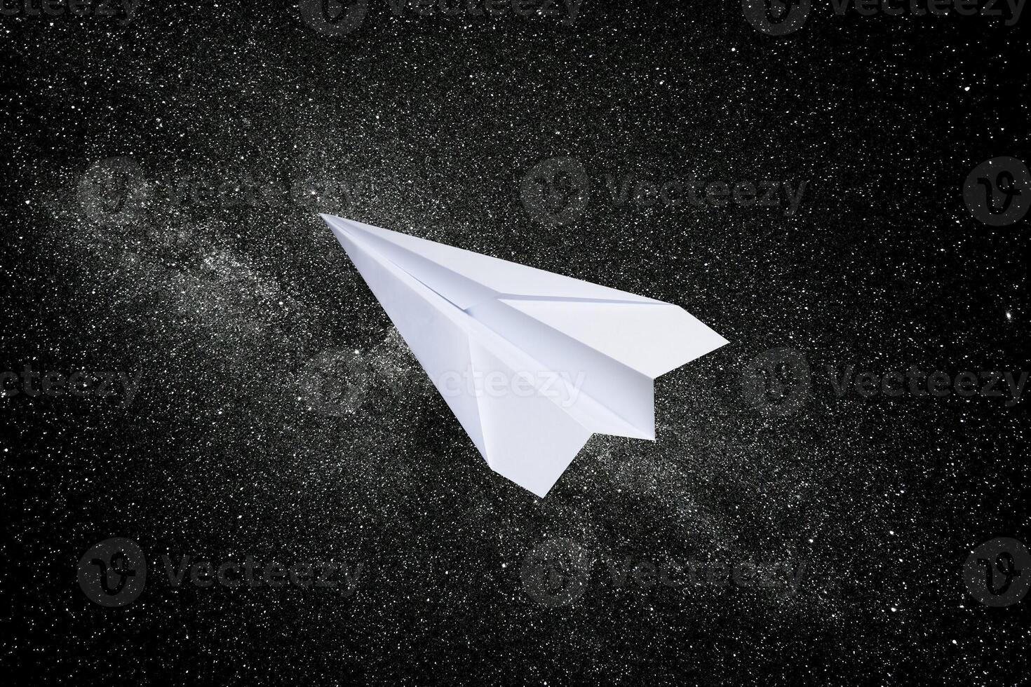 wit papier vliegtuig Aan een sterrenhemel achtergrond. de symbool van vrijheid en privacy Aan de internet foto