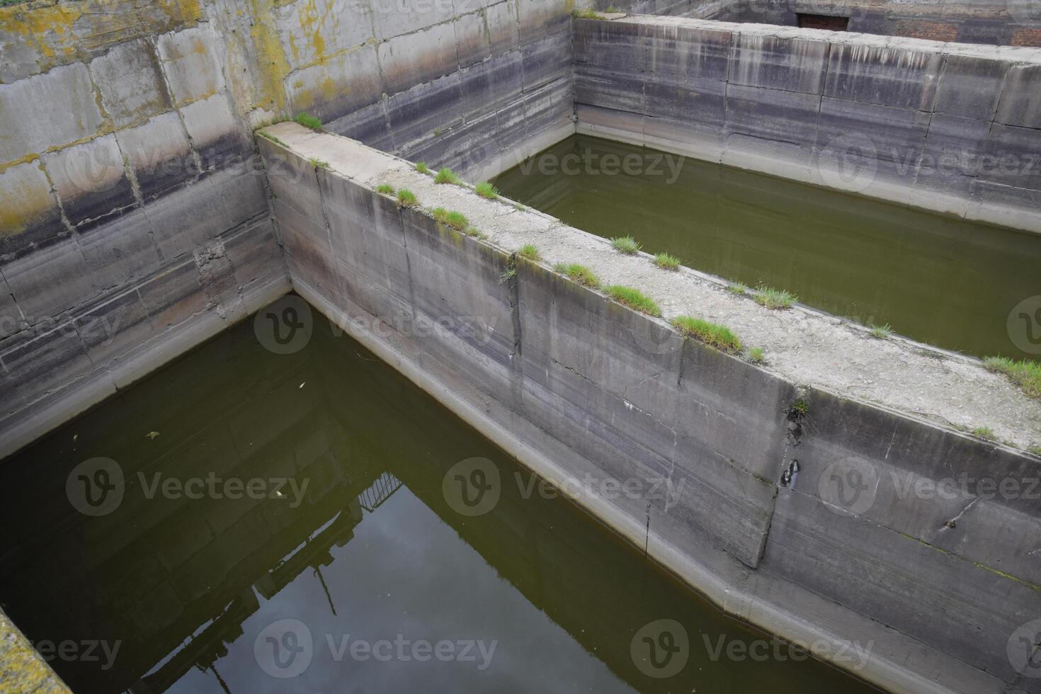 buffer tanks Bij de waterweg opening poorten foto