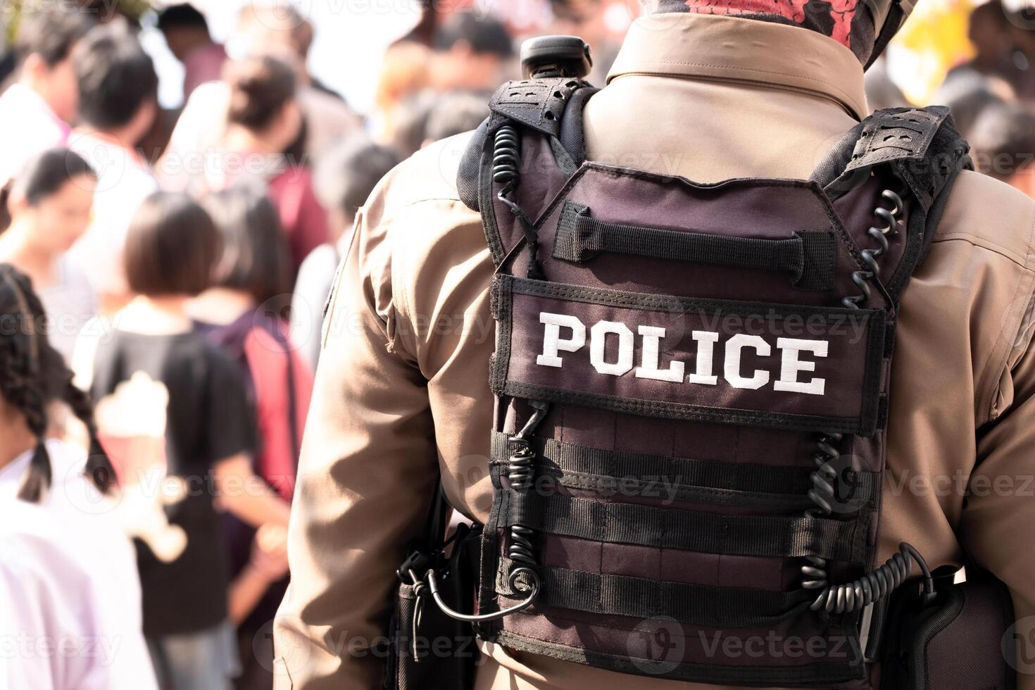 terug visie van mannetje Politie officier gekleed. een kogel bewijs hesje Aan zijn terug spreuken uit de woord politie. Thailand Politie uniform, bescherming en onderhoud van vrede en bestellen foto