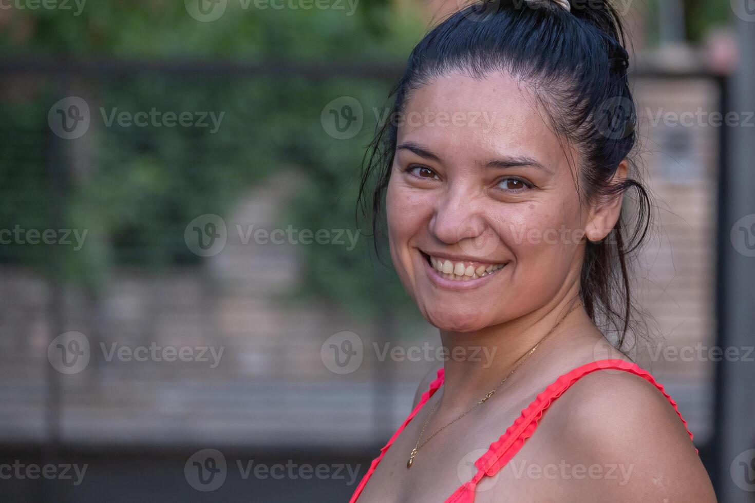 portret van een glimlachen spaans vrouw vervelend een zwempak foto