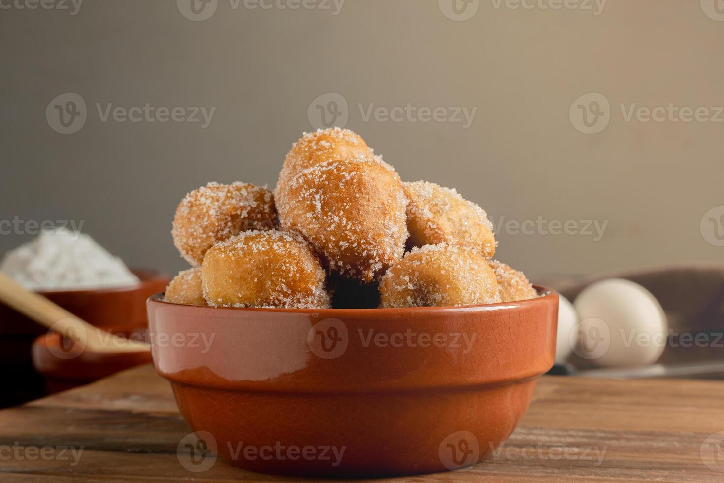 gebakken beignets gedekt in suiker. typisch van Argentijns eigengemaakt gebakjes. foto