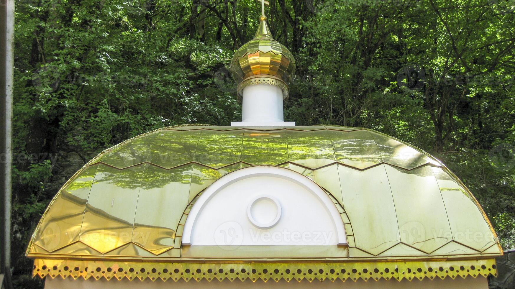 kapel dak. goud dak van een kapel in de goud omgaan met foto