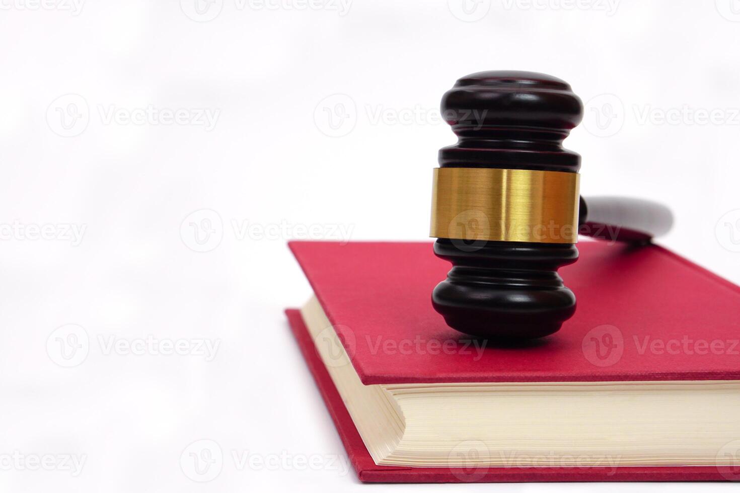 selectief focus, rechter hamer of advocaat of wet of gerechtigheid geplaatst Aan wet boek Aan wit achtergrond. foto