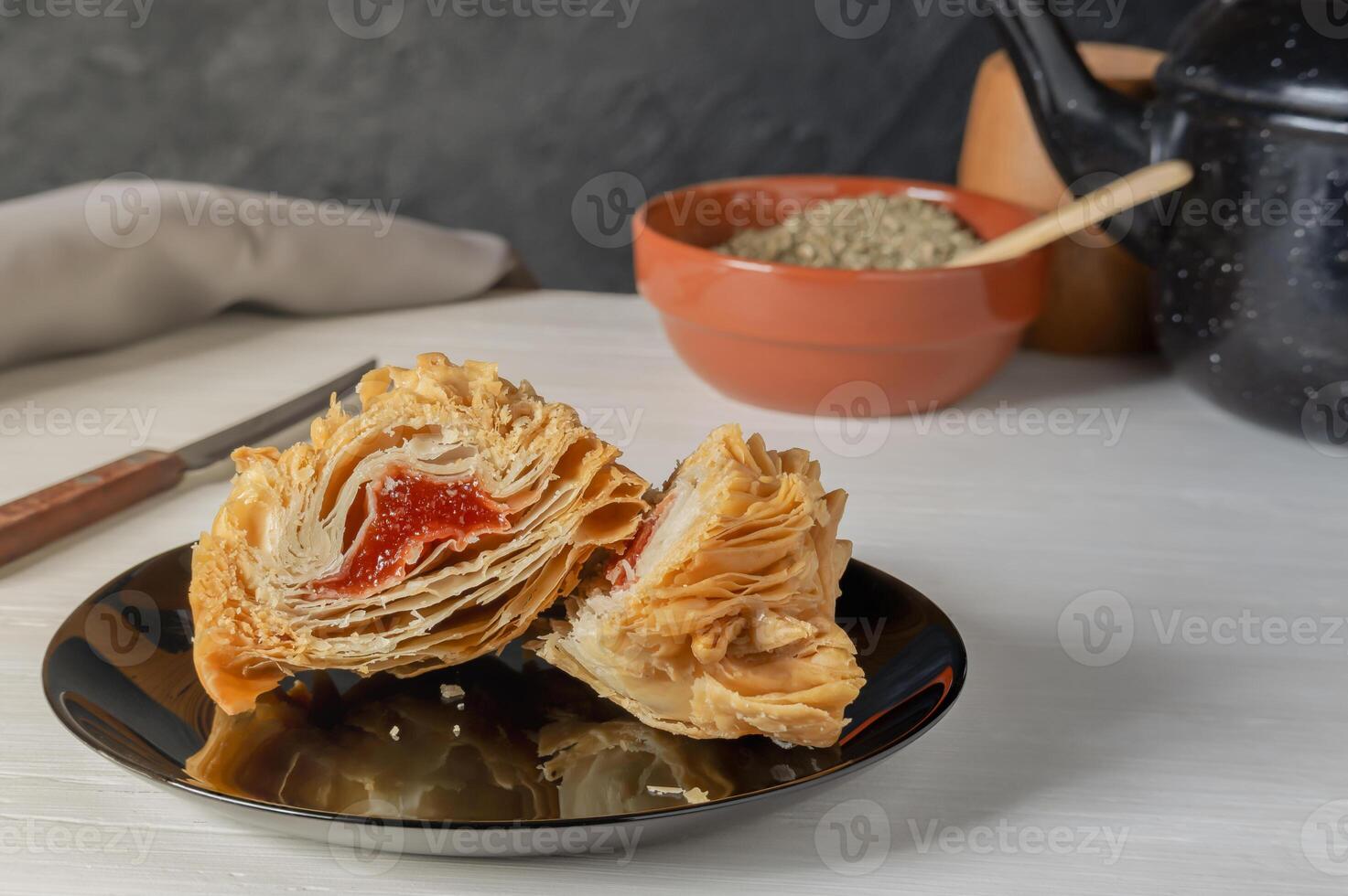 voedsel van Argentijns cultuur. gebakken toetje gevulde met kweepeer Plakken of zoet aardappel Plakken. foto