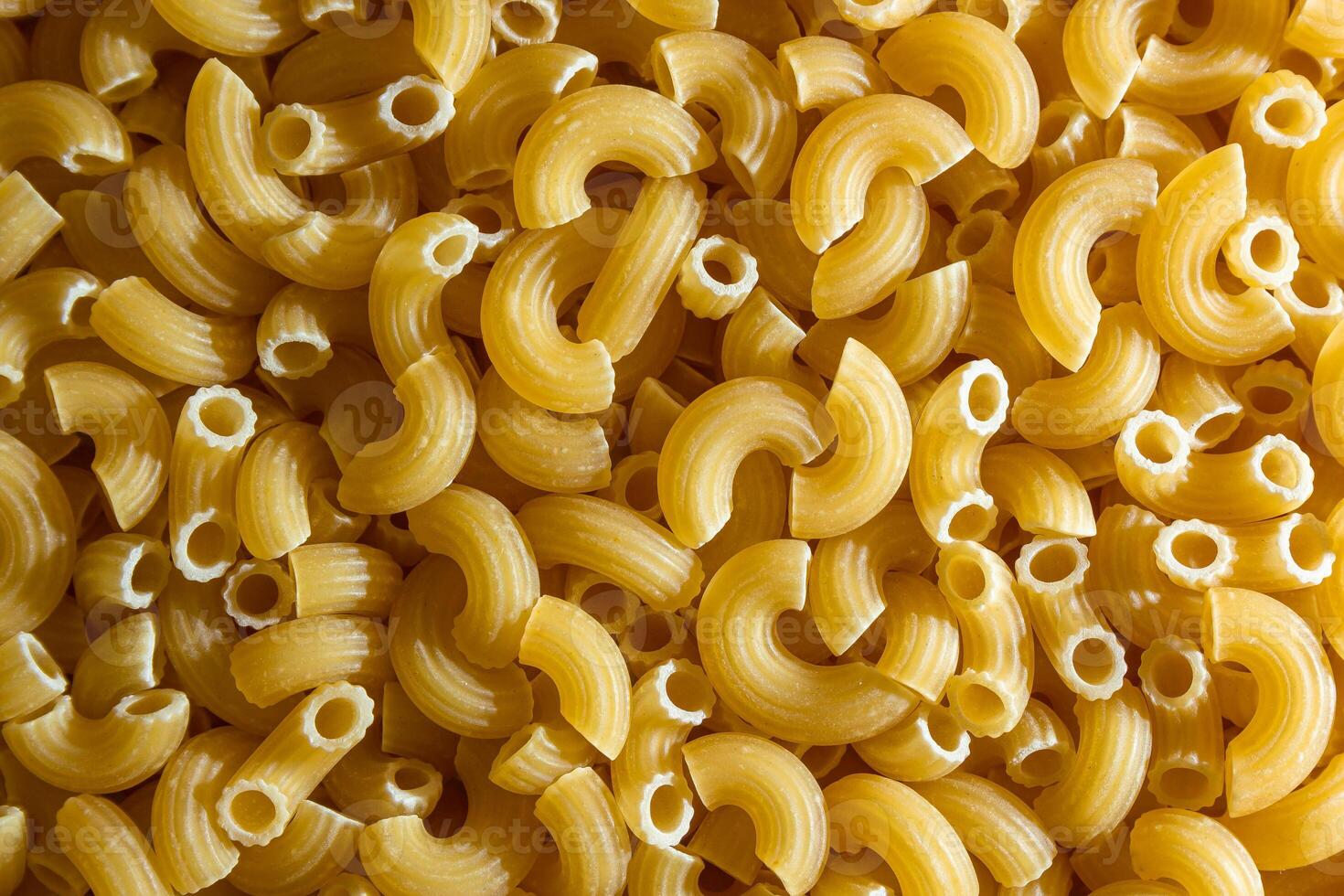 ongekookt chifferi rigati pasta. een culinaire canvas van chifferi rigati, creëren een levendig en getextureerde achtergrond voor fijnproever Koken. droog pasta. rauw macaroni - top visie, vlak leggen foto