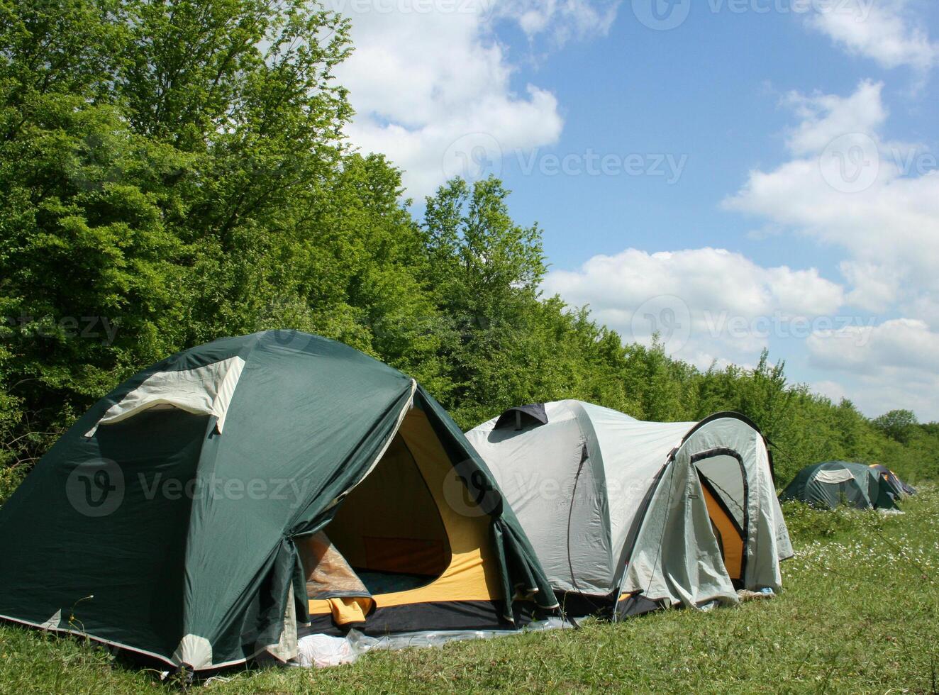 toerist tenten in Woud Bij camping foto